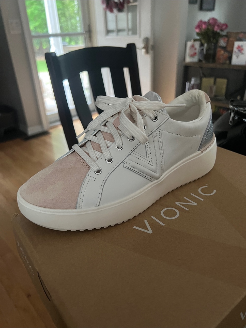 Vionic Women's White with Blush Suede Toe and Silver Heel sz 8 New in Box.